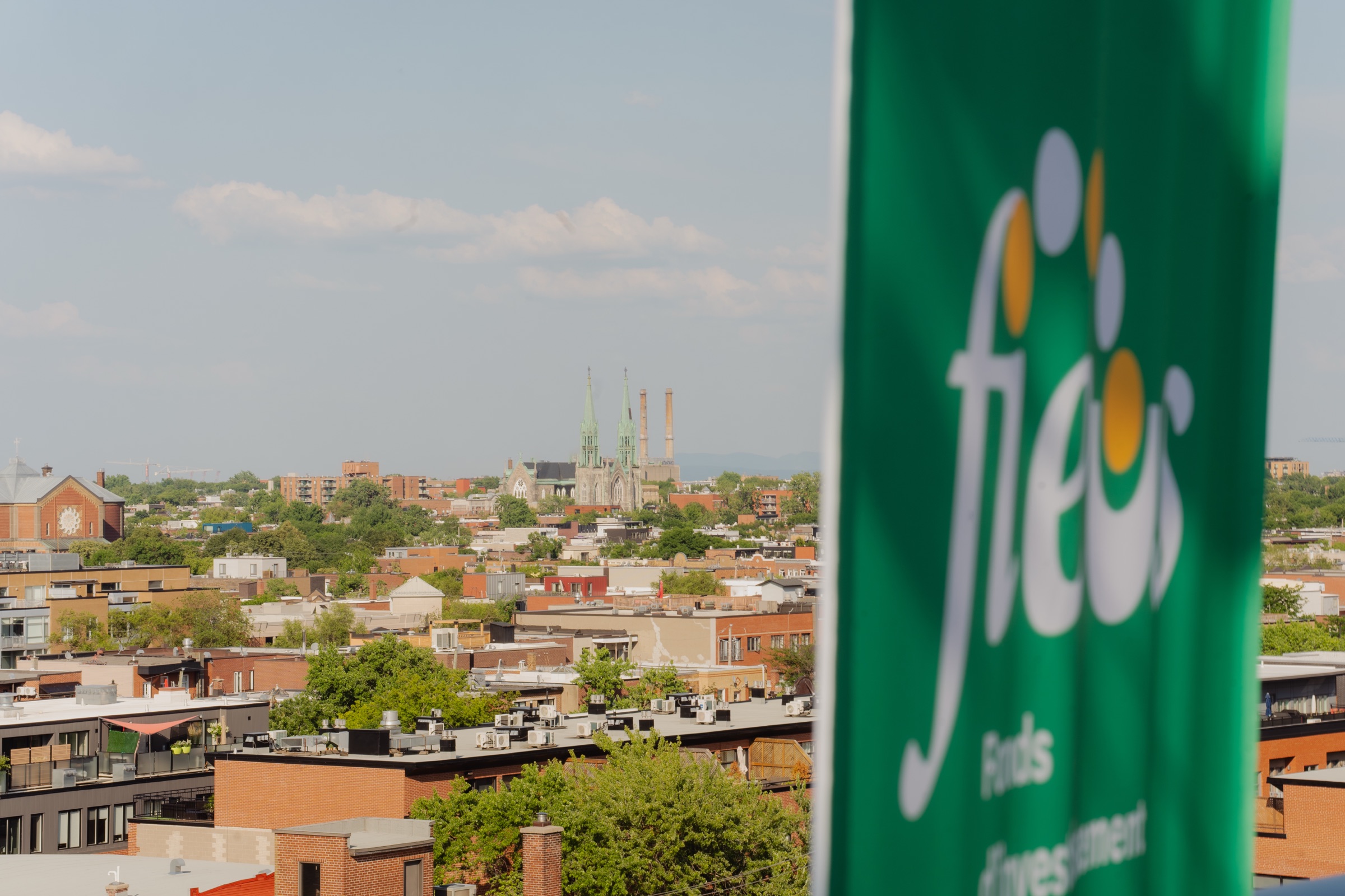 Vue de Sherbrooke avec une bannière du FIEUS au premier plan