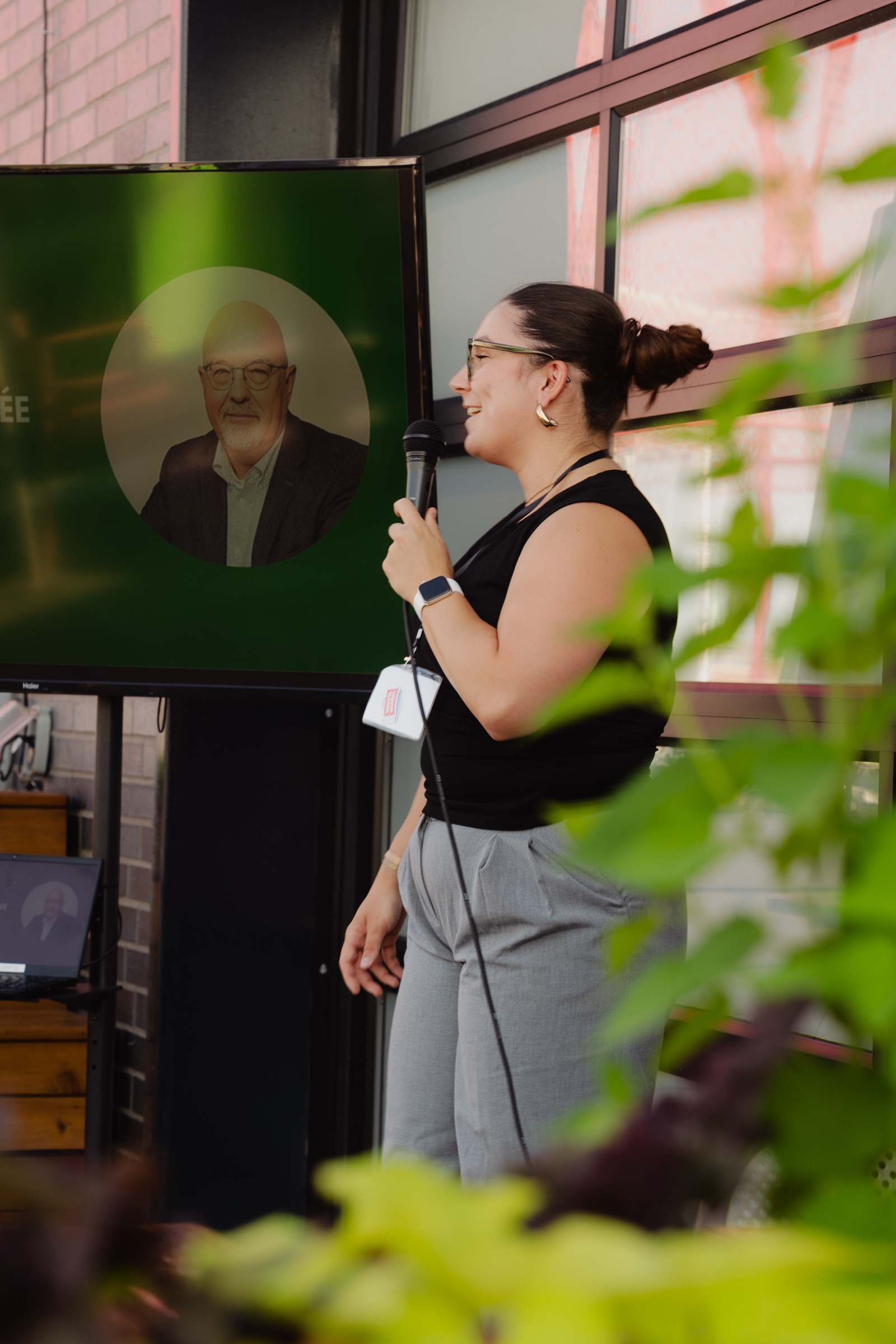 Une conférencière s'adressant aux invités du FIEUS