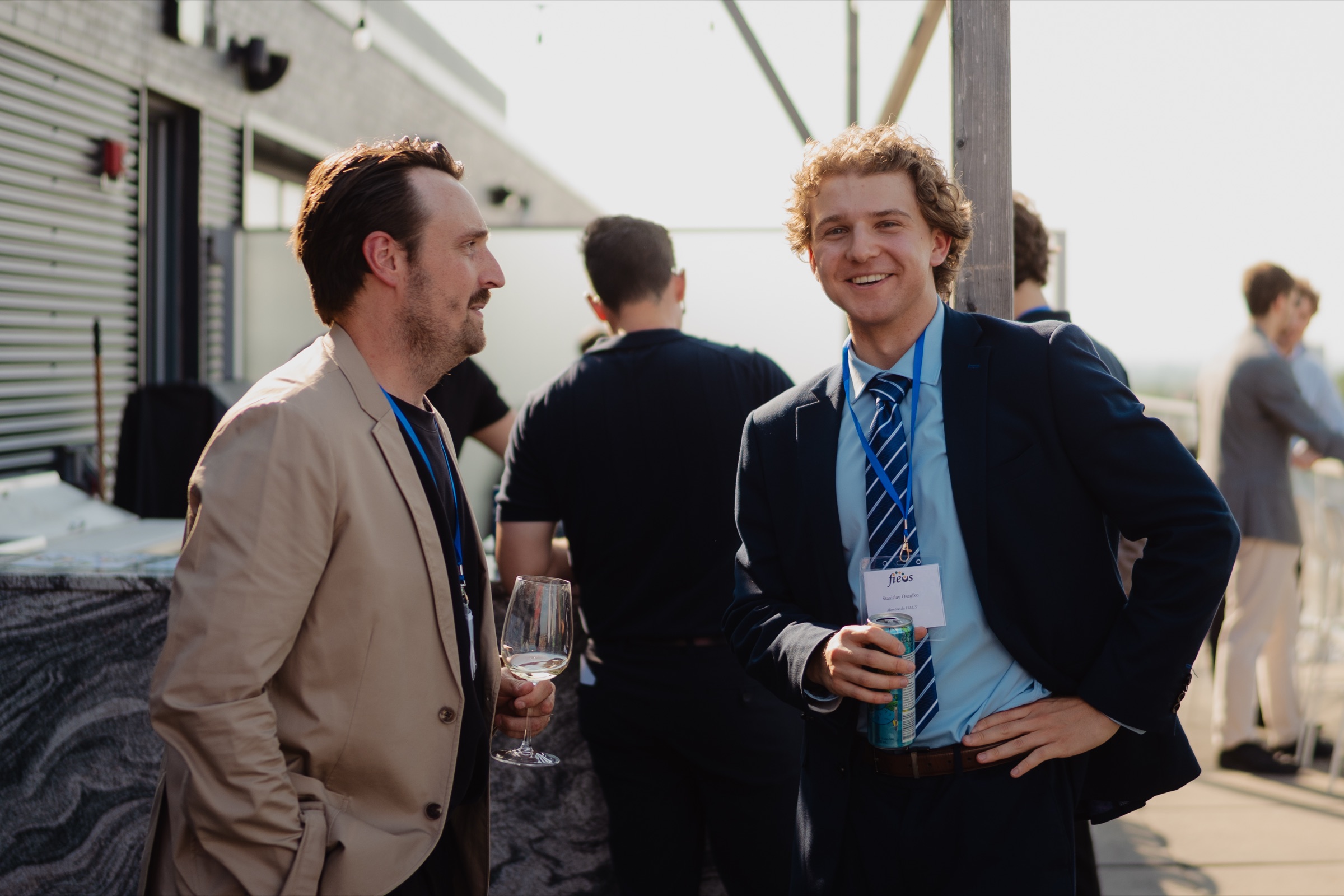 Deux participants discutant sur la terrasse pendant l'événement