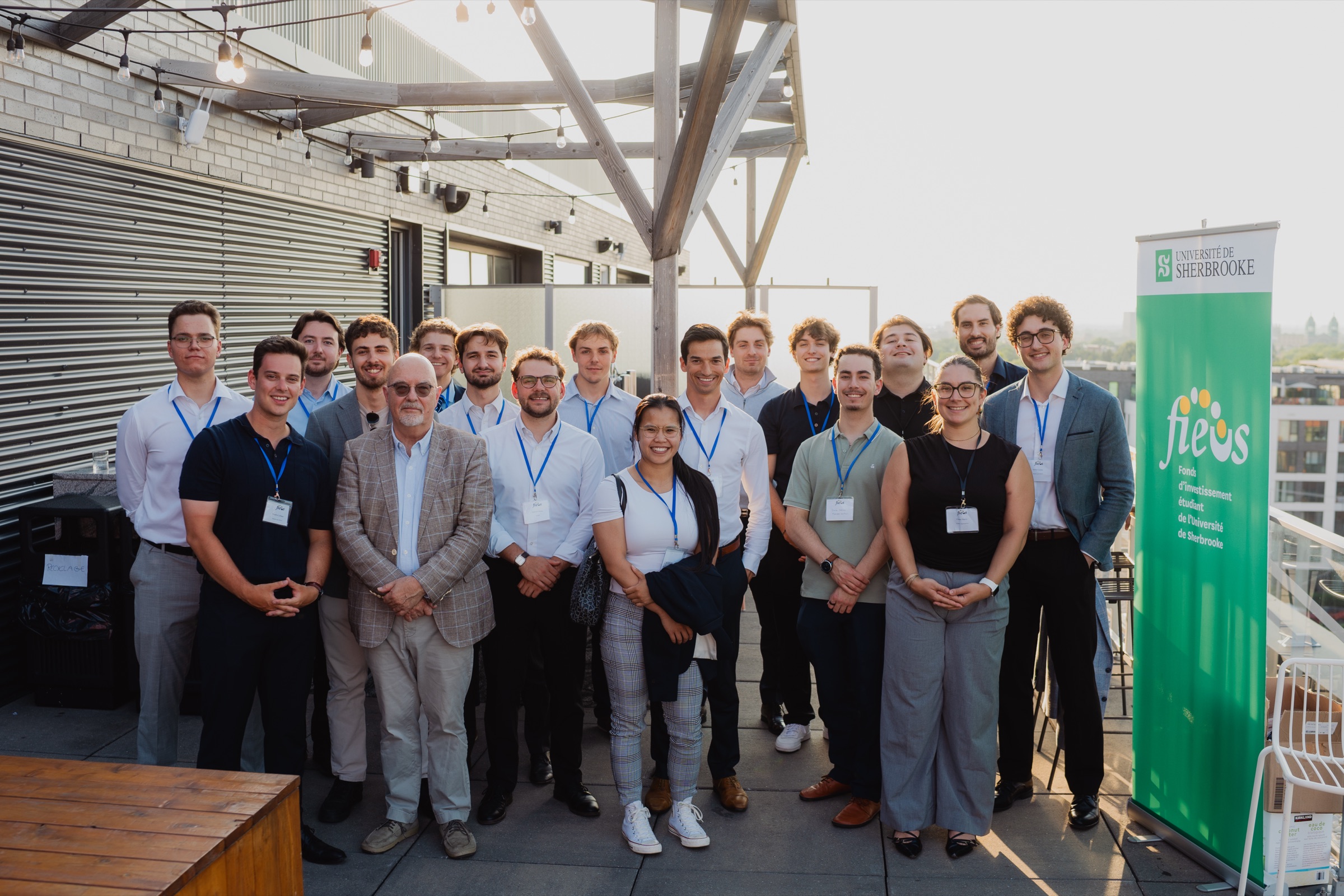 Photo de groupe des membres et invités du FIEUS sur une terrasse